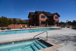 Beautiful Group Lodge with private pool in Kanab, UT